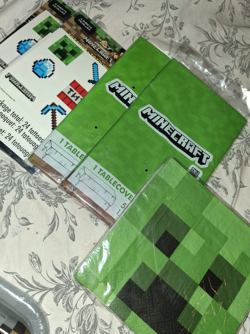 Minecraft Green Creeper Party Tableware Set - Themed Disposable Plates & Napkins